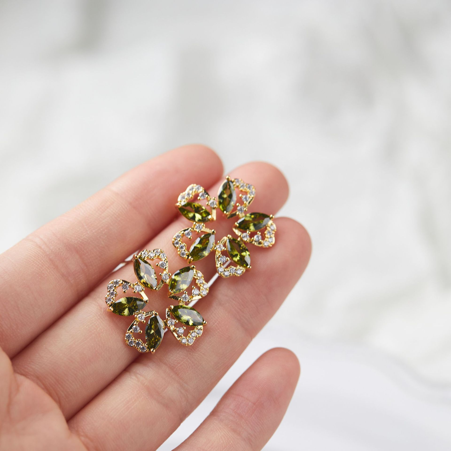 Olijfgroene zirkoon bloem oork - Ethnic Wear In Fashion recensie en prijs